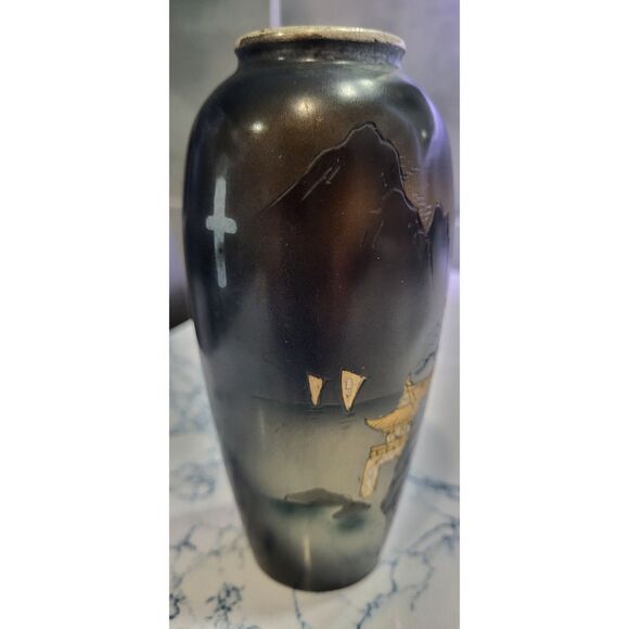 Black and Gold Vase With Asain Motif - Picture 5 of 13